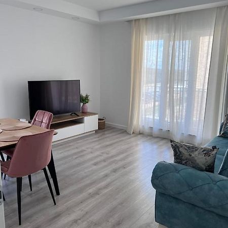 Cosmopolis Bliss: Your Home Away From Home Stefanestii de Jos Exterior photo